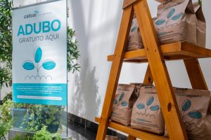 Clientes do Catuaí recebem adubos produzidos pelos resíduos orgânicos do shopping